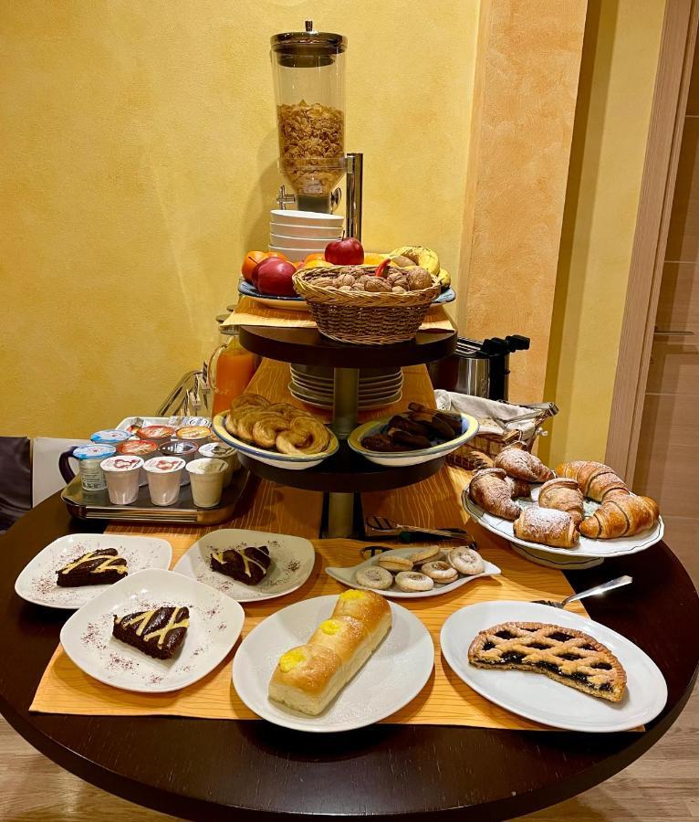 Hotel Visconti Cardano Al Campo Bagian luar foto