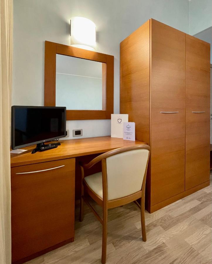 Hotel Visconti Cardano Al Campo Bagian luar foto