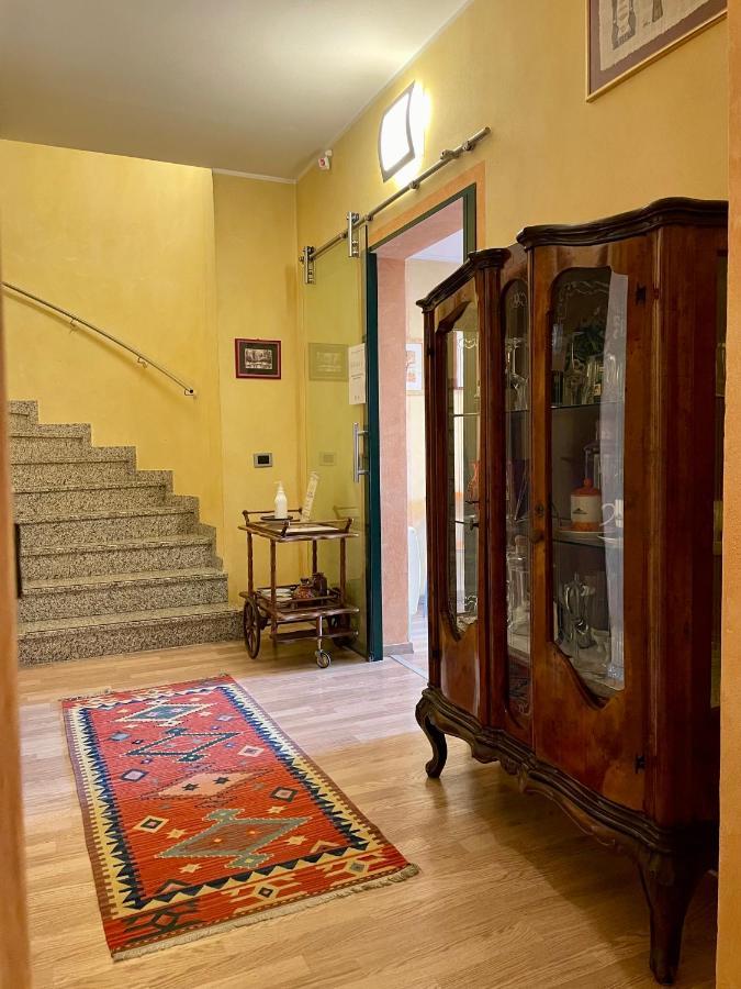Hotel Visconti Cardano Al Campo Bagian luar foto