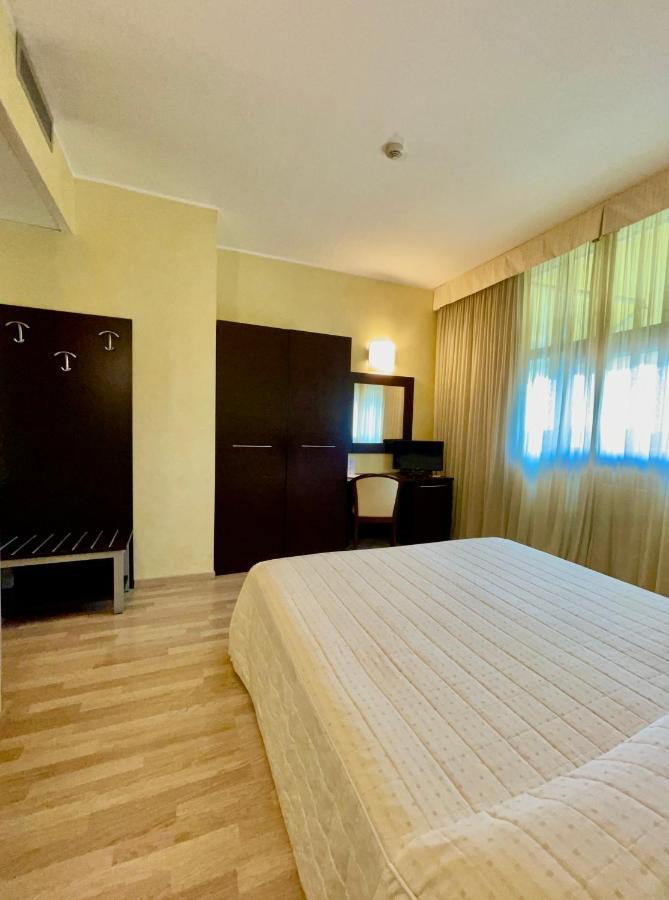 Hotel Visconti Cardano Al Campo Bagian luar foto
