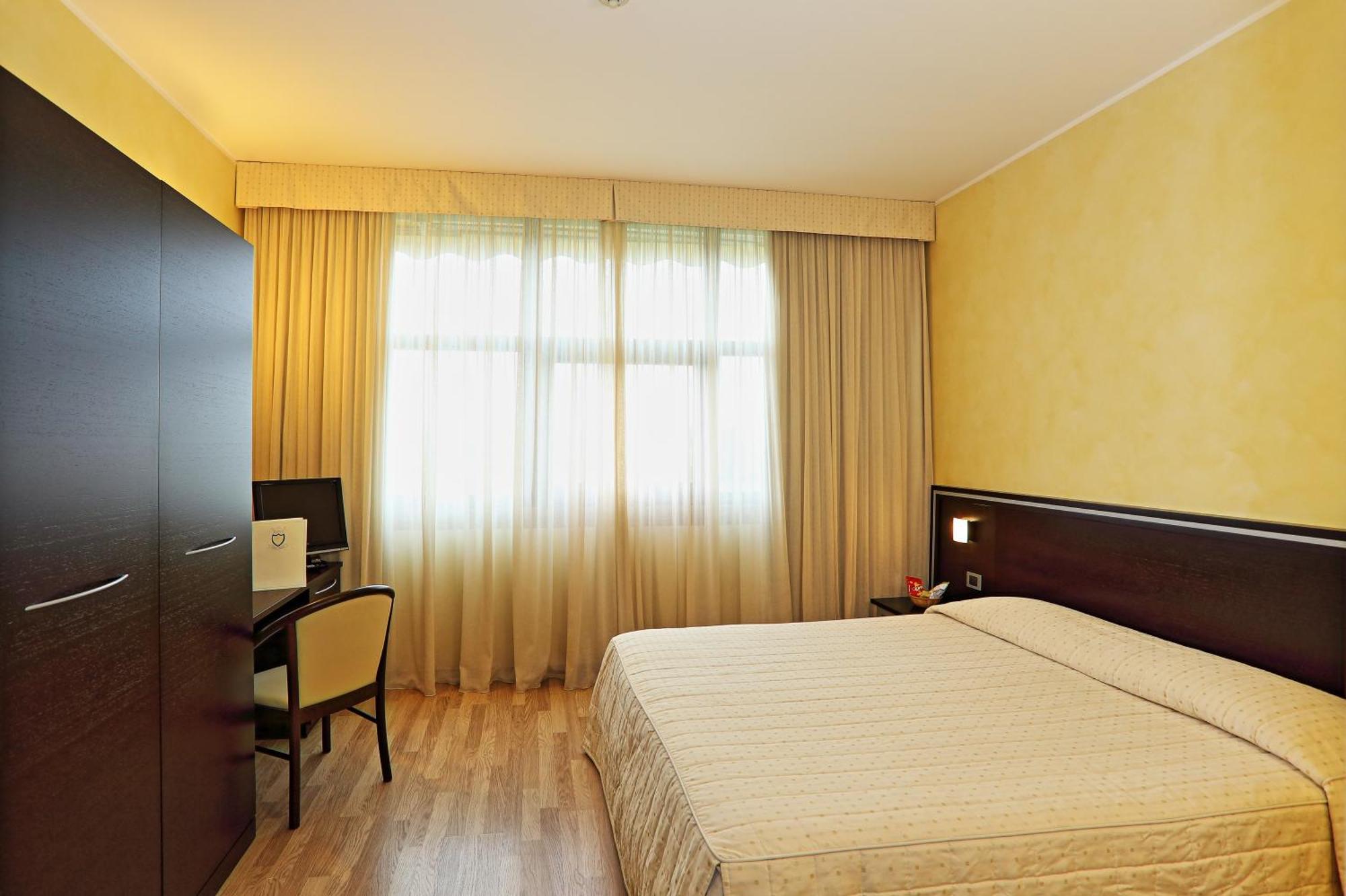 Hotel Visconti Cardano Al Campo Bagian luar foto