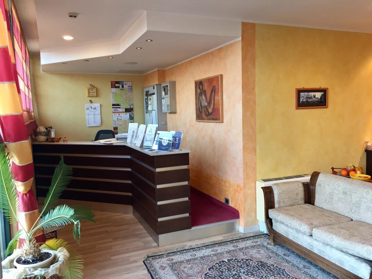 Hotel Visconti Cardano Al Campo Bagian luar foto