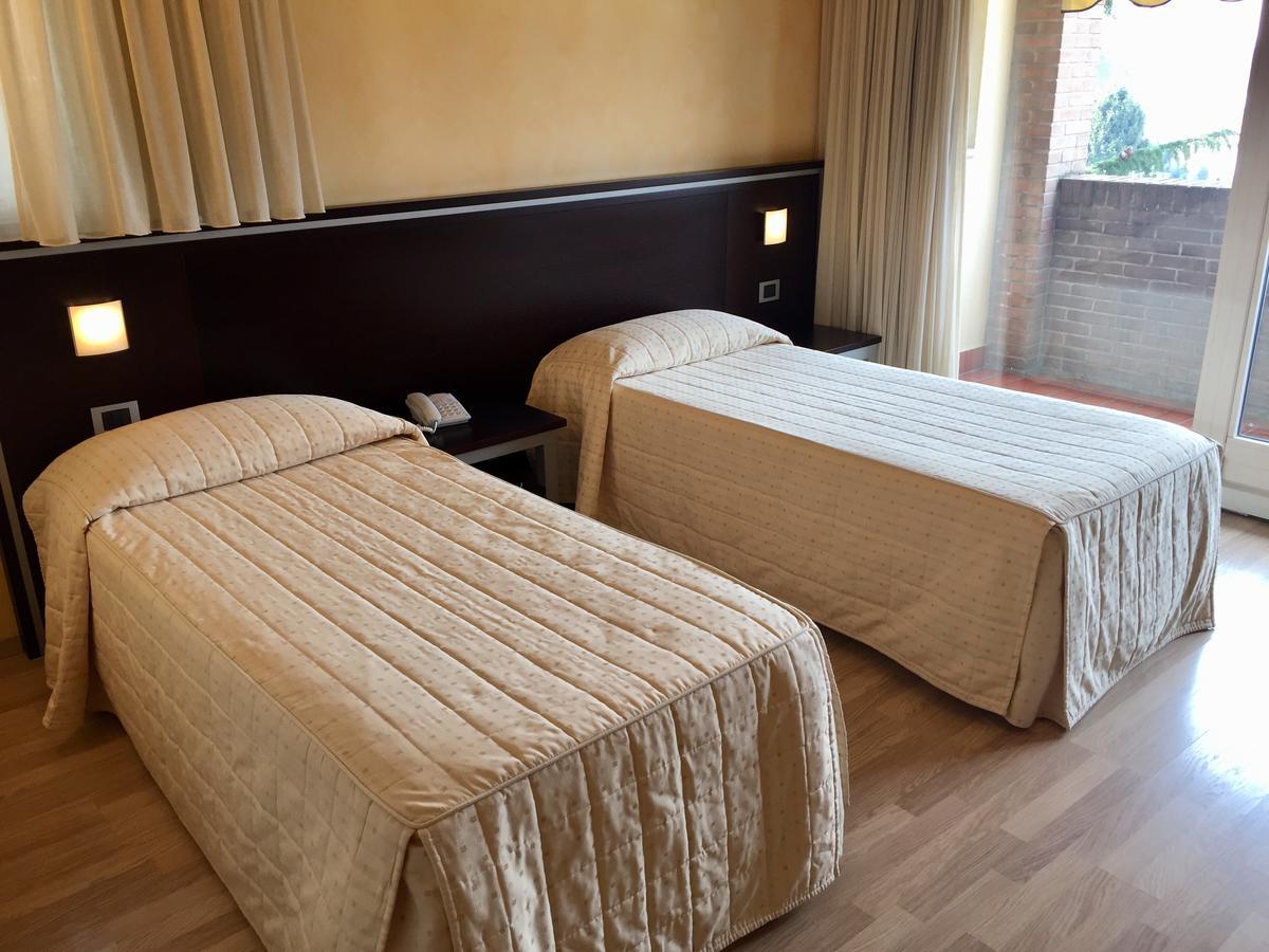 Hotel Visconti Cardano Al Campo Bagian luar foto