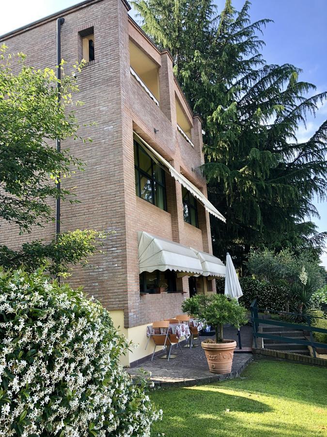 Hotel Visconti Cardano Al Campo Bagian luar foto