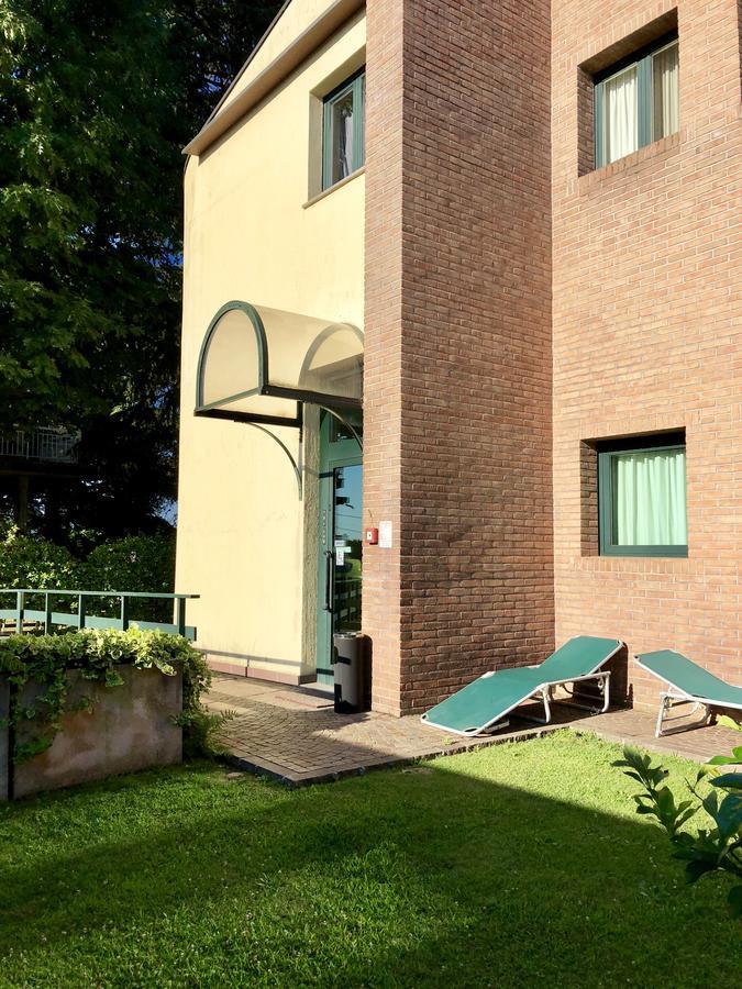 Hotel Visconti Cardano Al Campo Bagian luar foto