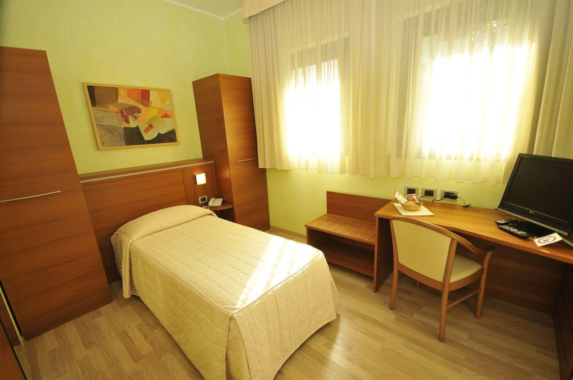 Hotel Visconti Cardano Al Campo Bagian luar foto