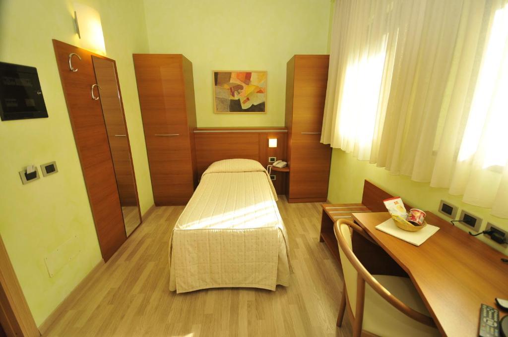 Hotel Visconti Cardano Al Campo Ruang foto